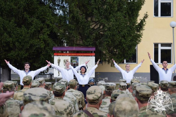 Ансамбль песни и пляски Приволжского округа Росгвардии поздравил военнослужащих с «Днём Флага»