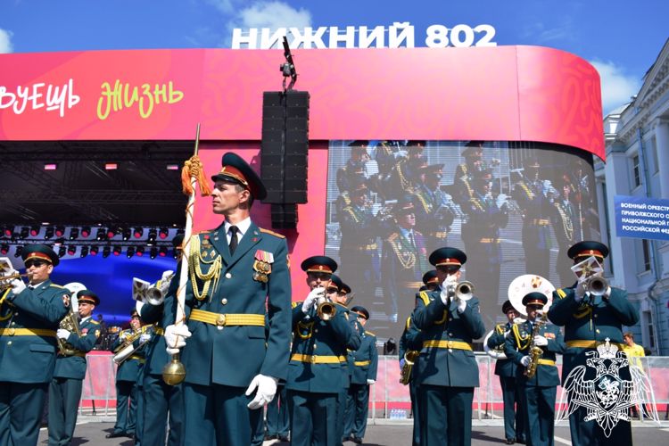 Оркестры Росгвардии поздравили жителей Нижнего Новгорода с 802-летием города