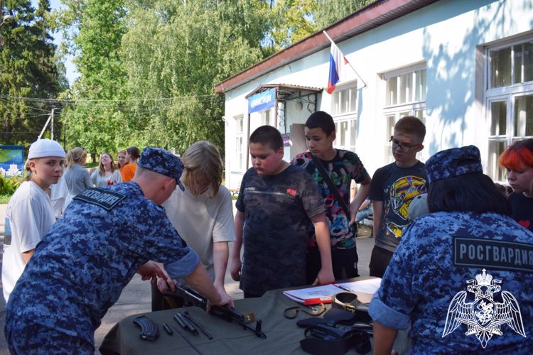 В Нижнем Новгороде сотрудники Росгвардии стали почетными гостями на детской военно-спортивной игре "Зарница"