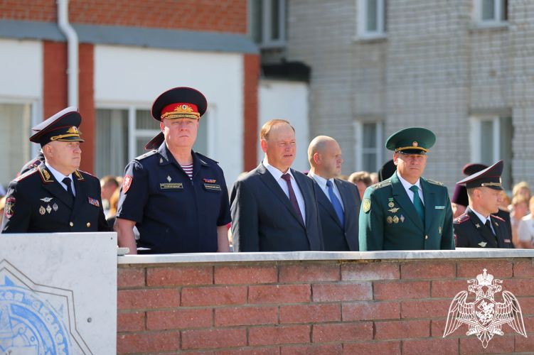 Заместитель командующего Приволжским округом Росгвардии поздравил Нижегородскую академию МВД России с Днем знаний и вручил курсантам первые офицерские погоны