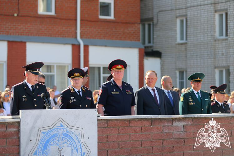 Заместитель командующего Приволжским округом Росгвардии поздравил Нижегородскую академию МВД России с Днем знаний и вручил курсантам первые офицерские погоны