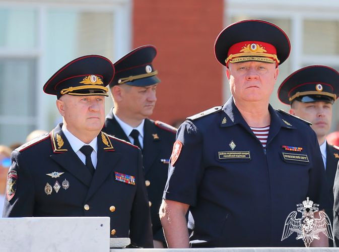 Заместитель командующего Приволжским округом Росгвардии поздравил Нижегородскую академию МВД России с Днем знаний и вручил курсантам первые офицерские погоны
