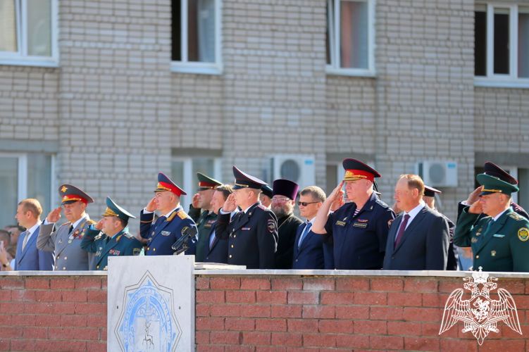 Заместитель командующего Приволжским округом Росгвардии поздравил Нижегородскую академию МВД России с Днем знаний и вручил курсантам первые офицерские погоны