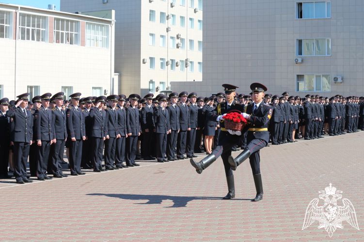 Заместитель командующего Приволжским округом Росгвардии поздравил Нижегородскую академию МВД России с Днем знаний и вручил курсантам первые офицерские погоны