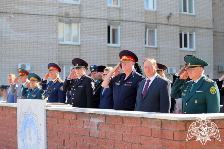 Заместитель командующего Приволжским округом Росгвардии поздравил Нижегородскую академию МВД России с Днем знаний и вручил курсантам первые офицерские погоны