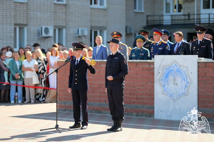 Заместитель командующего Приволжским округом Росгвардии поздравил Нижегородскую академию МВД России с Днем знаний и вручил курсантам первые офицерские погоны