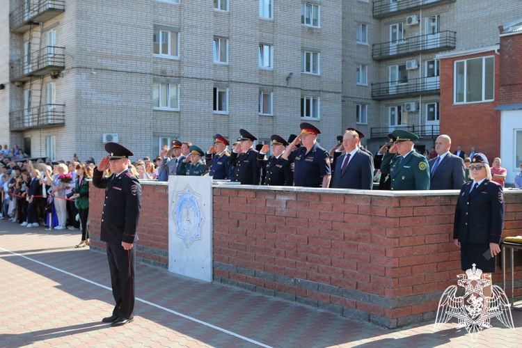Заместитель командующего Приволжским округом Росгвардии поздравил Нижегородскую академию МВД России с Днем знаний и вручил курсантам первые офицерские погоны