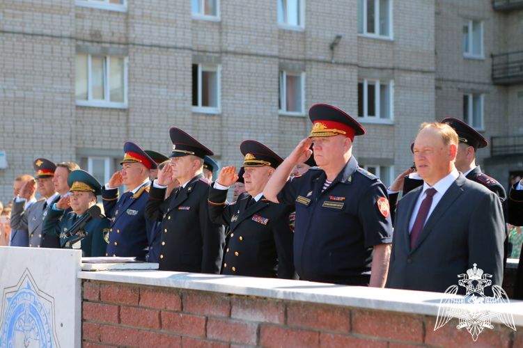 Заместитель командующего Приволжским округом Росгвардии поздравил Нижегородскую академию МВД России с Днем знаний и вручил курсантам первые офицерские погоны