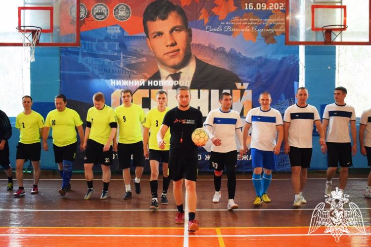 В Нижнем Новгороде сотрудники вневедомственной охраны Росгвардии почтили память товарища турниром по мини-футболу