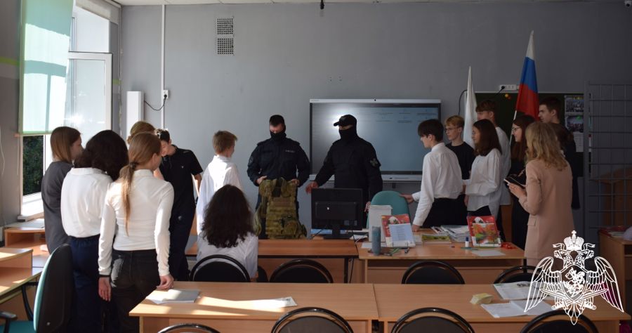 Офицеры Росгвардии провели профориентационный урок «Открой своё будущее» для нижегородских школьников