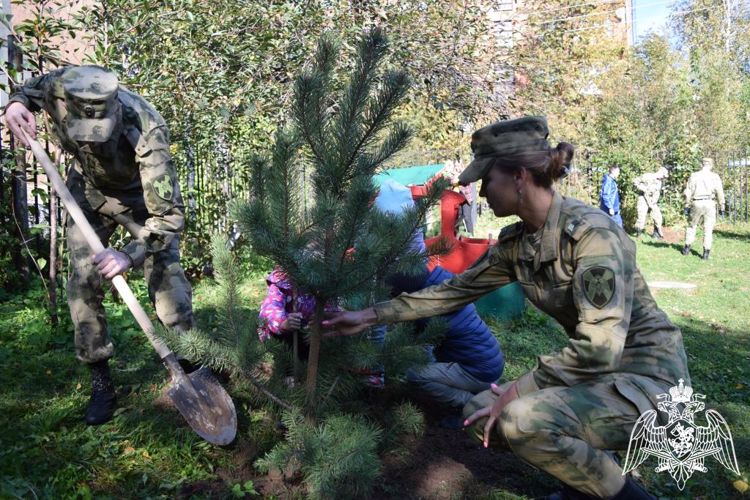 В Нижнем Новгороде росгвардейцы приняли участие во всероссийском субботнике «Зелёная Россия» (фото, видео)