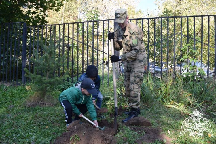 В Нижнем Новгороде росгвардейцы приняли участие во всероссийском субботнике «Зелёная Россия» (фото, видео)