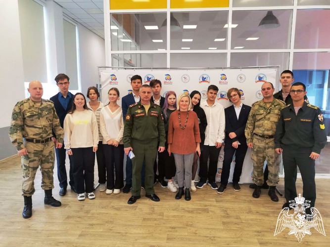 Офицеры саровского соединения совместно с курсантами Санкт-Петербургского военного института Росгвардии встретились с учащимися старших классов города