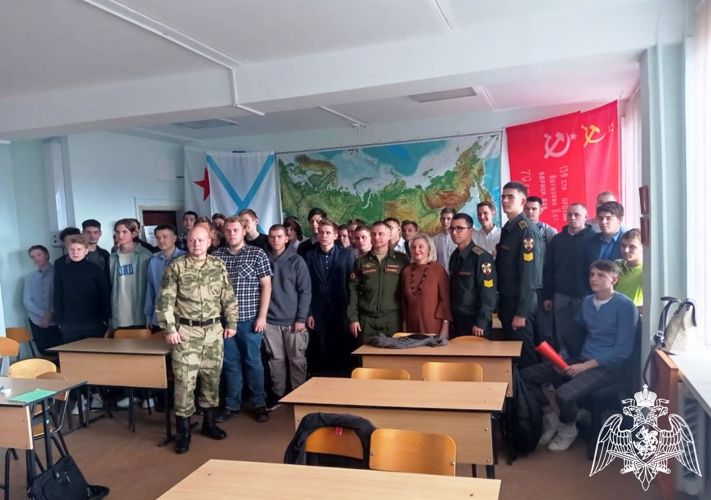 Офицеры саровского соединения совместно с курсантами Санкт-Петербургского военного института Росгвардии встретились с учащимися старших классов города
