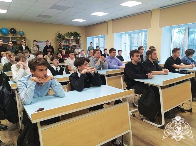 Офицеры саровского соединения совместно с курсантами Санкт-Петербургского военного института Росгвардии встретились с учащимися старших классов города