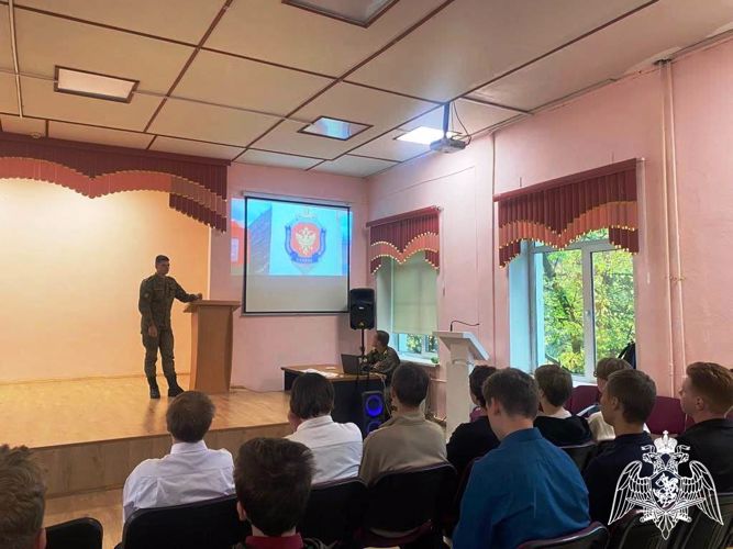 Курсанты Военной академии материально-технического обеспечения имени генерала армии А.В. Хрулёва встретились с учениками Ближнеборисовской средней школы 