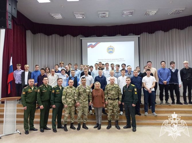 Офицеры саровского соединения совместно с курсантами Санкт-Петербургского военного института Росгвардии встретились с учащимися старших классов города