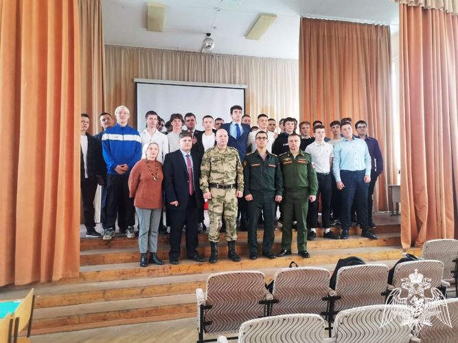 Офицеры саровского соединения совместно с курсантами Санкт-Петербургского военного института Росгвардии встретились с учащимися старших классов города