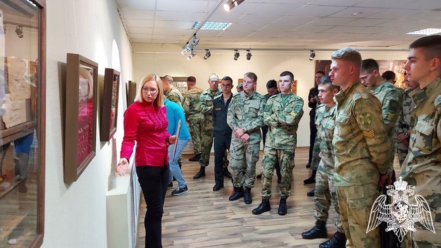 Курсанты военных институтов Росгвардии познакомились с экспозициями городской художественной галереи города Сарова