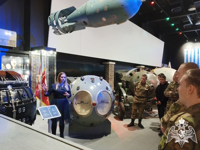 Росгвардейцы в Сарове познакомились с экспозицией музея ядерного оружия