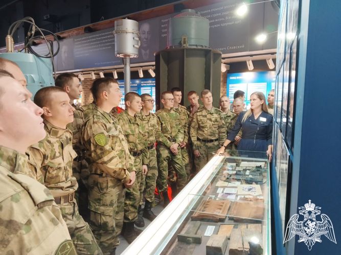 Росгвардейцы в Сарове познакомились с экспозицией музея ядерного оружия