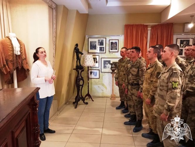 Росгвардейцы саровского соединения Приволжского округа Росгвардии посетили драматический театр 