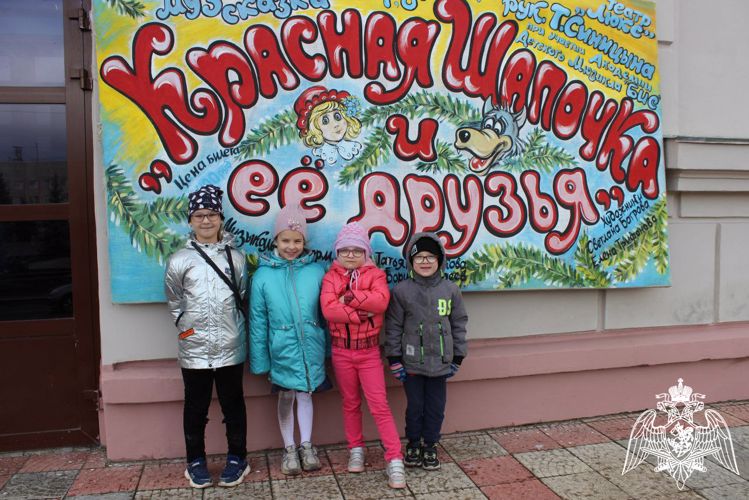 Дети военнослужащих саровской дивизии Росгвардии посетили спектакль «Красная шапочка и её друзья»