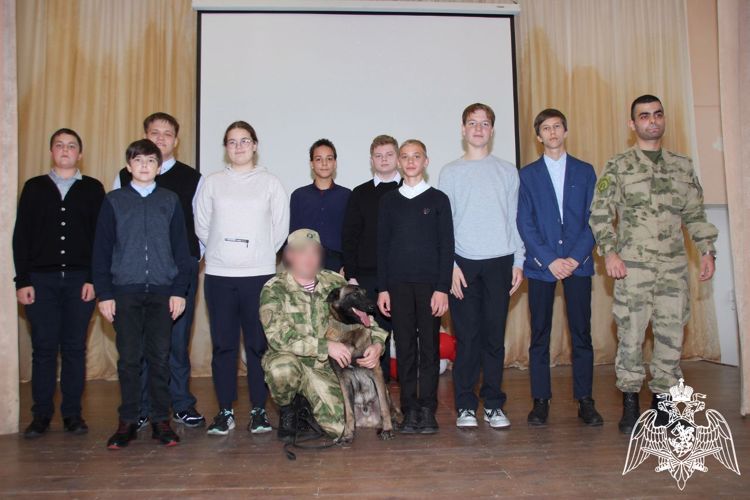 Курсанты Саратовского военного института войск национальной гвардии Российской Федерации встретились с учениками города Саров
