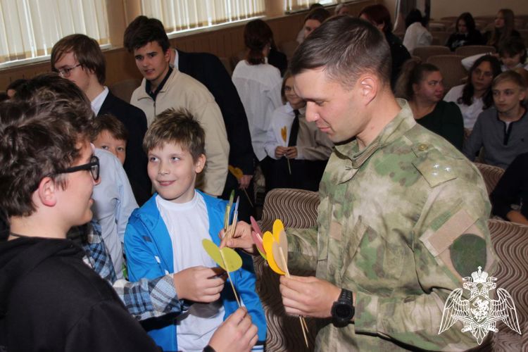 Курсанты Саратовского военного института войск национальной гвардии Российской Федерации встретились с учениками города Саров