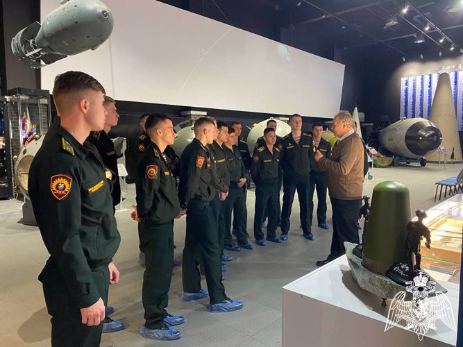 Курсанты Росгвардии в Сарове познакомились с экспозицией музея ядерного оружия