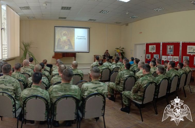 Саровские росгвардейцы посетили центральную городскую библиотеку им. В.Маяковского, г. Саров