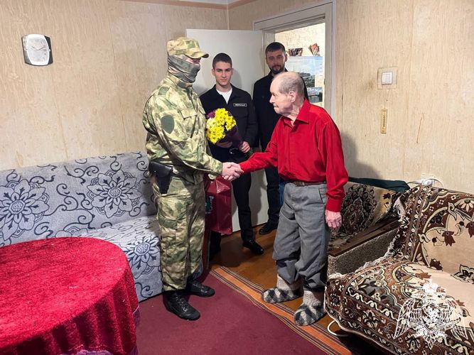 Росгвардейцы поздравили ветерана Великой Отечественной войны в городе Энергодар