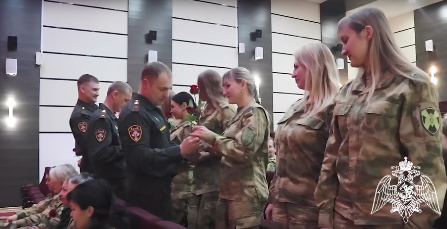 В Нижнем Новгороде росгвардейцы поздравили женщин с Днем матери