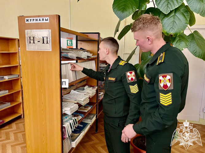 Курсанты Росгвардии посетили художественную галерею и библиотеку города Саров