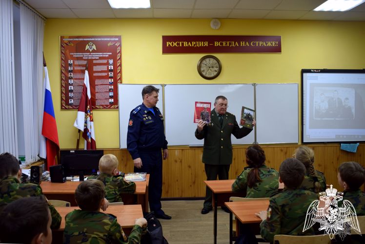 Командующий Приволжским округом поздравил ветеранов войск правопорядка 