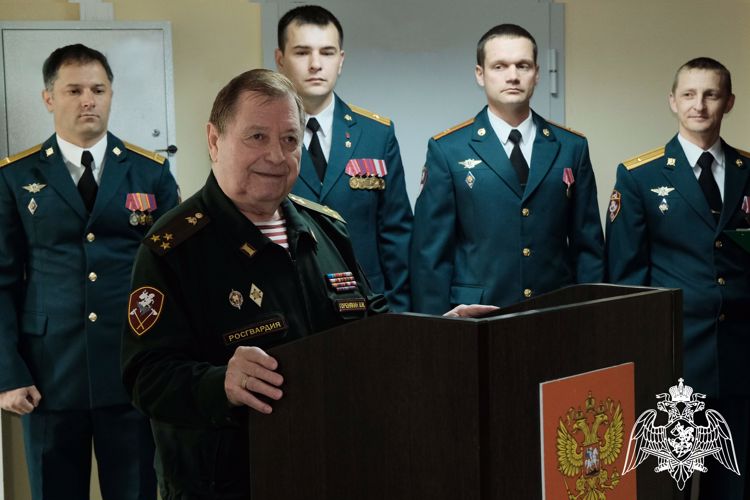 Командующий Приволжским округом поздравил ветеранов войск правопорядка 