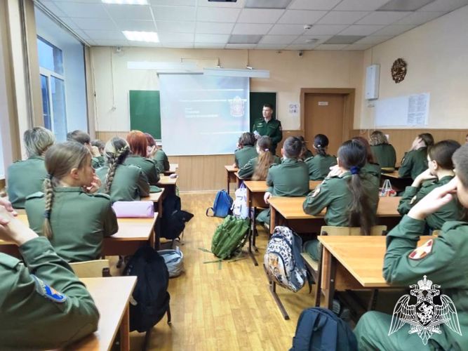 Военнослужащие батальона охраны и обеспечения управления Приволжского округа Росгвардии провели урок мужества для кадет