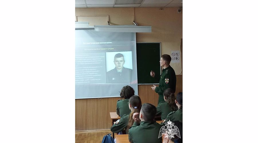 Военнослужащие батальона охраны и обеспечения управления Приволжского округа Росгвардии провели урок мужества для кадет