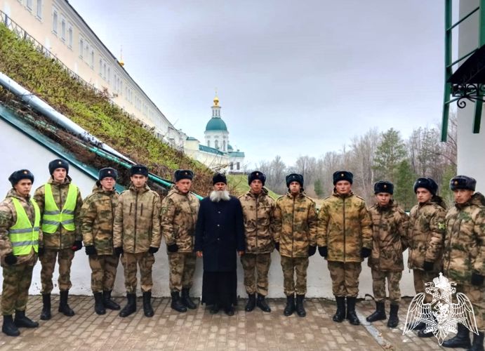 Росгвардейцы посетили пещерный комплекс Саровского монастыря 