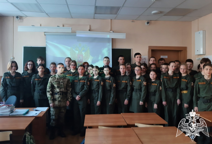 Военнослужащие батальона охраны и обеспечения управления Приволжского округа Росгвардии провели урок мужества для кадет «Гвардейской смены»