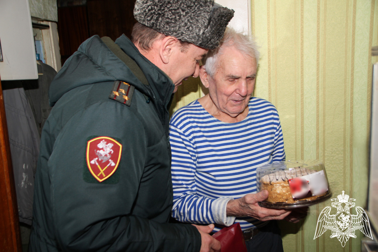 Заместитель командующего Приволжским округом Росгвардии поздравил ветеранов Великой Отечественной войны с Новым годом
