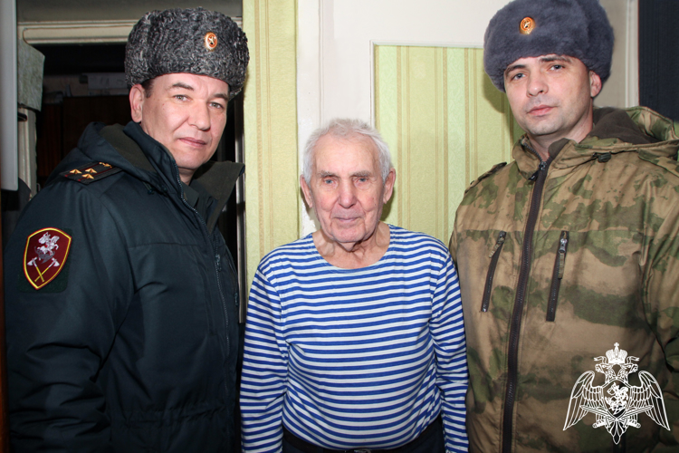 Заместитель командующего Приволжским округом Росгвардии поздравил ветеранов Великой Отечественной войны с Новым годом