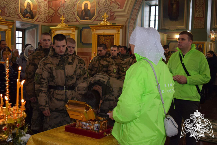 В Сарове Росгвардейцы приложились к мощам Георгия Победоносца
