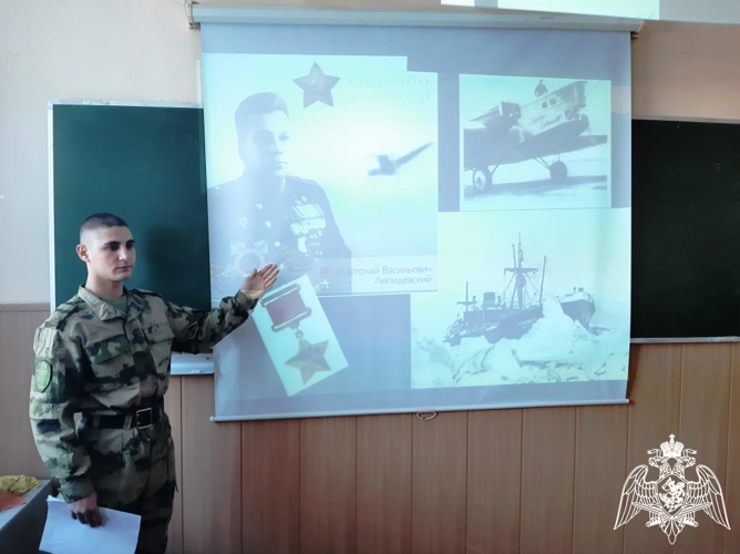 Военнослужащие батальона охраны и обеспечения управления Приволжского округа Росгвардии провели урок мужества для кадет «Гвардейской смены»