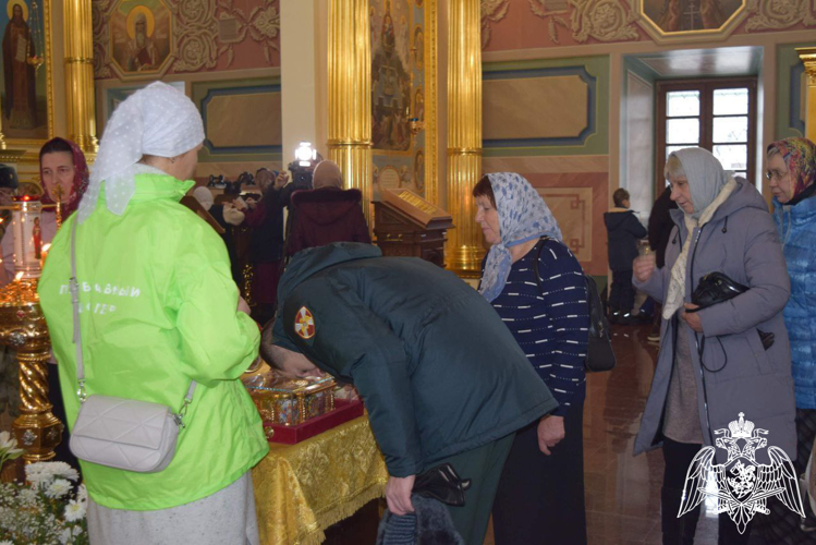 В Сарове Росгвардейцы приложились к мощам Георгия Победоносца