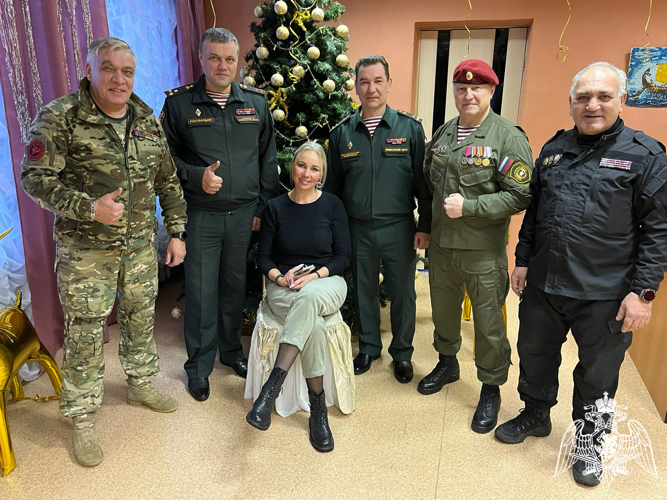 Нижегородские росгвардейцы поздравили воспитанников первого санаторного детского дома с наступающим Новым годом