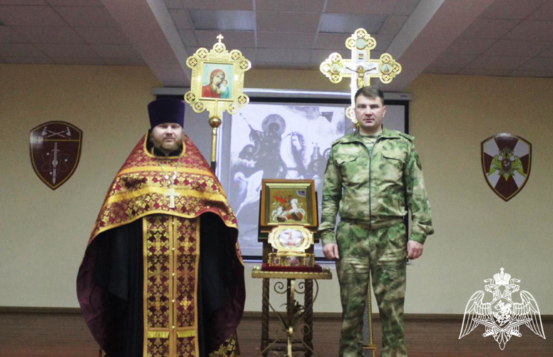 В Дзержинске Росгвардейцы приложились к мощам Георгия Победоносца