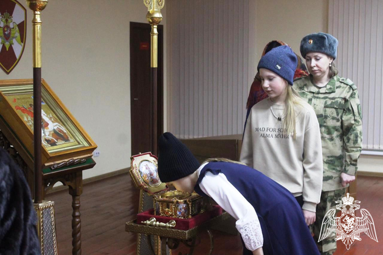 В Дзержинске Росгвардейцы приложились к мощам Георгия Победоносца