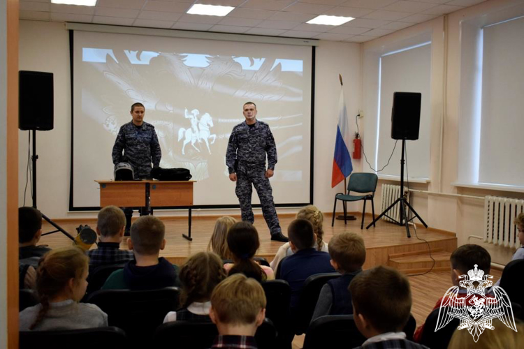 Офицеры вневедомственной охраны Росгвардии провели урок безопасности для юного поколения