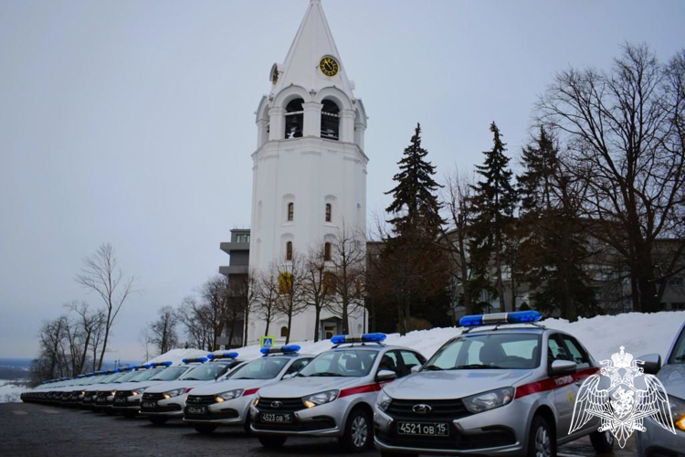 Сотрудникам Росгвардии вручили ключи от новых служебных автомобилей в Нижнем Новгороде